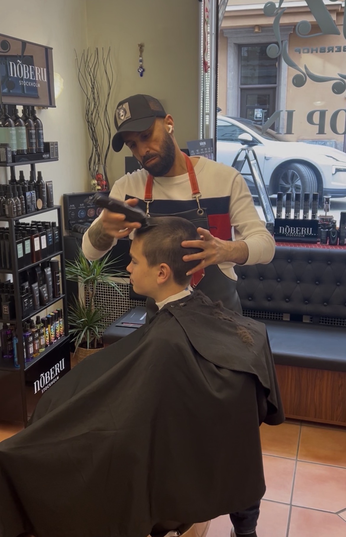 John klipper en kund i JZ Barbershop